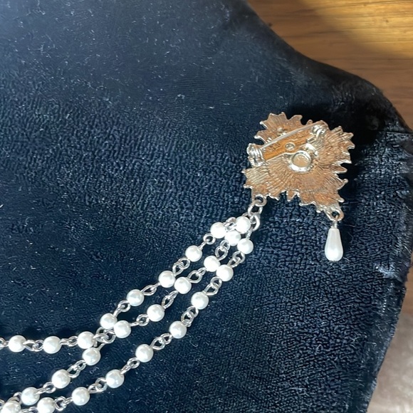 Elegant Silver Pearl Chain Brooch - Picture 3 of 3